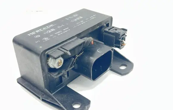 Mercedes-Benz E W211 Glow plug pre-heat relay 0285454032