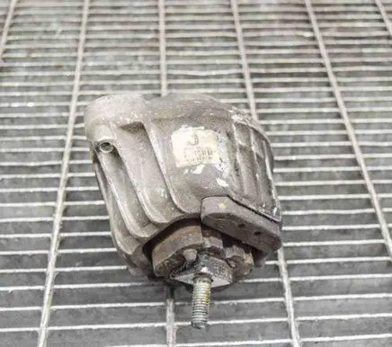 BMW 3 E90 E91 Engine mount bracket 6768853 13981112