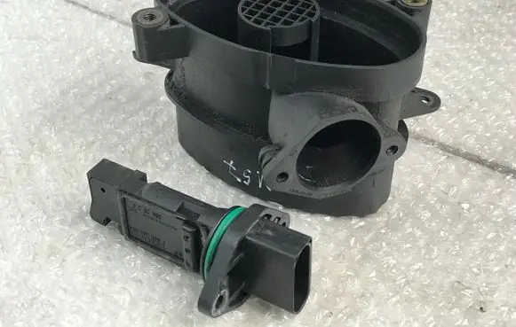 BMW 5 E39 Mass air flow meter 0928400468 7787076 00C262029