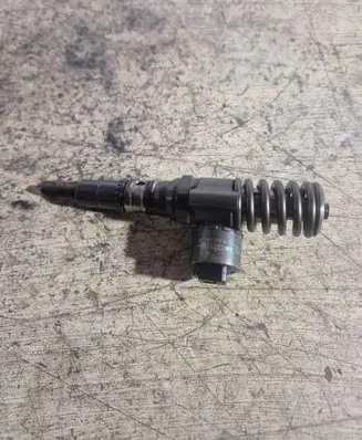Volkswagen Golf V Fuel injector 03G130073G