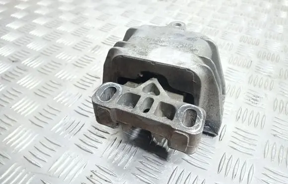 Volkswagen Golf IV Engine mount bracket
