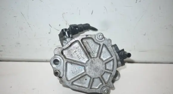 Peugeot 308 SW Vacuum pump 9804021880