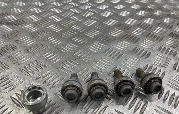 Peugeot 3008 II Anti-theft wheel nuts and lock 