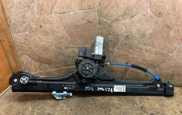 BMW 2 F46 Front door window regulator with motor 2579948