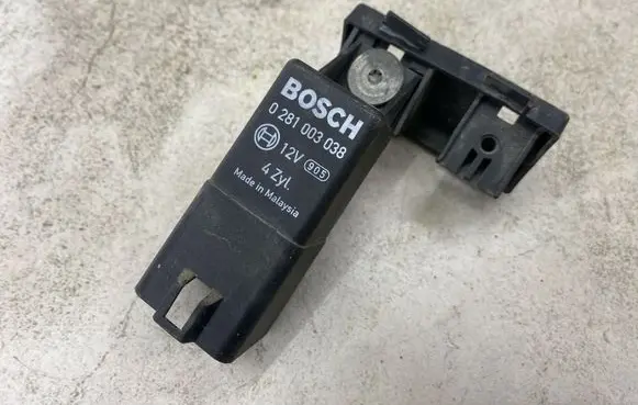 Volkswagen PASSAT B6 Glow plug pre-heat relay 038907281D