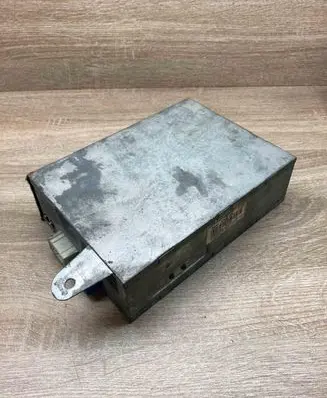 BMW 5 E39 Front door lower hinge 6901456