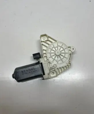 Volkswagen PASSAT B8 Front door window regulator motor 5Q4959802B 1036C47781101