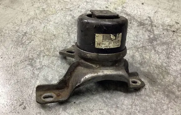 Volvo V70 Engine mount bracket 30671245