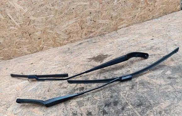 Front wiper blade arm