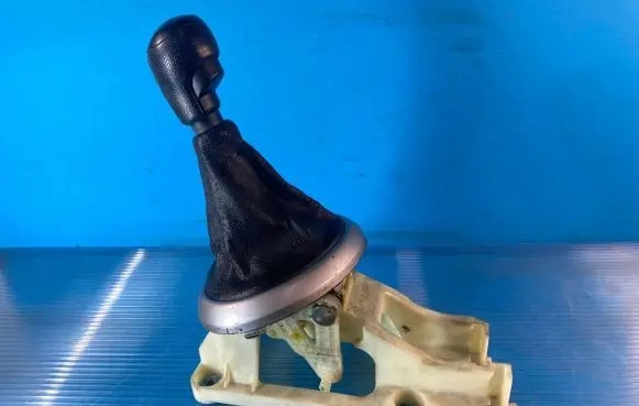 Hyundai i20 (PB PBT) Gear lever shifter trim leather/knob