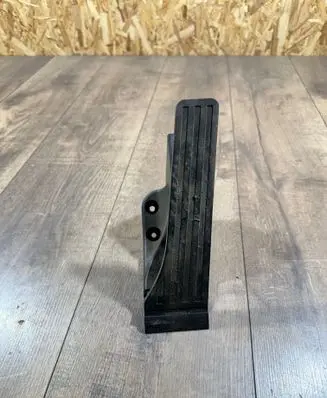 Accelerator throttle pedal