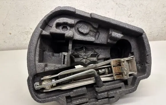 Volkswagen Bora Tool set 1J0012115S