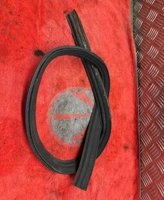 Mercedes-Benz ML W164 Engine compartment rubber 