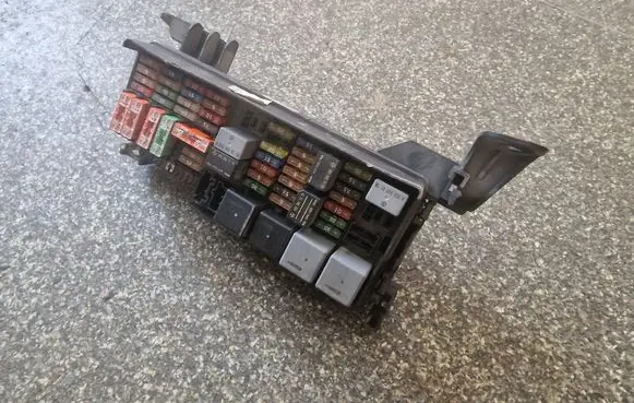 Mercedes-Benz ML W164 Fuse module A1645402372