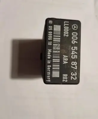 Mercedes-Benz E W124 Fuel pump relay 0065458732
