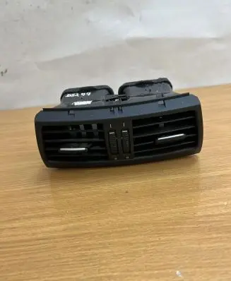 BMW X5 E70 Quarter panel pressure vent 695495309 D5277