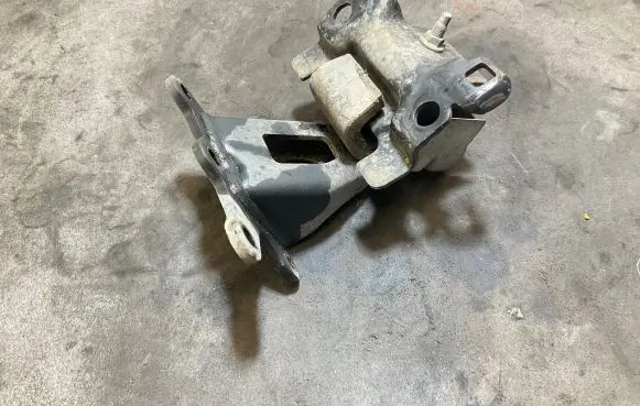 Nissan Navara D23 Engine mount bracket