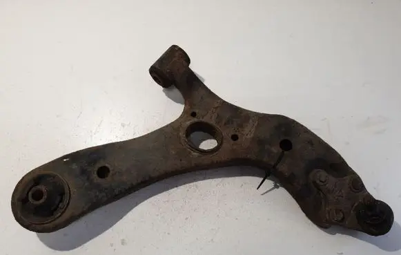 Toyota Avensis T270 Front lower control arm/wishbone