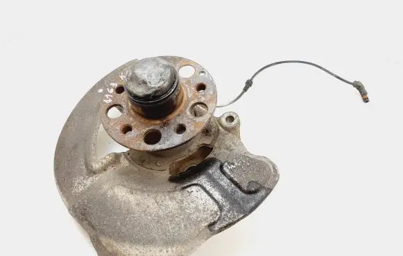 Mercedes-Benz CLS C218 X218 Front wheel hub A2125400117