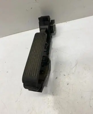 Mercedes-Benz E W211 Accelerator throttle pedal A2033010001 3830
