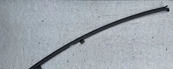 Nissan Patrol Y61 Rear door window/glass frame 82222VB000
