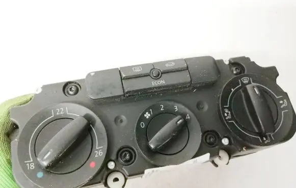 Volkswagen Jetta V Climate control unit
