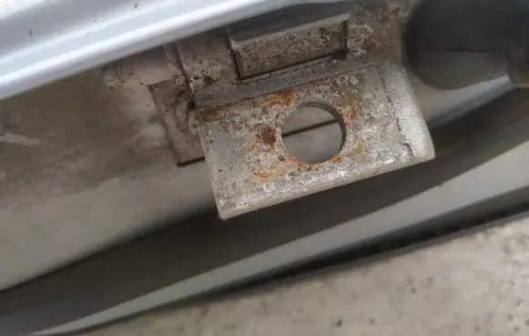 Volvo V70 Rear door lower hinge
