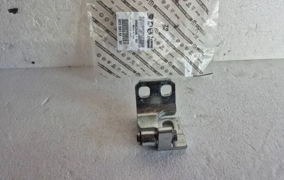 Fiat 500X Front door lower hinge 50525348 68200963AA