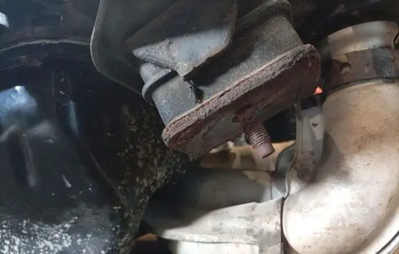 Subaru Legacy Engine mount bracket