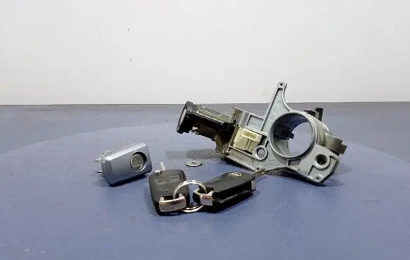 Opel Astra H Ignition lock 2421430