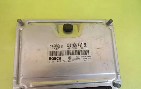 Volkswagen PASSAT B5 Engine control unit/module 038906019ER 0281010704