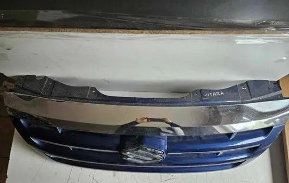 Suzuki Grand Vitara I Front bumper upper radiator grill 7211152D00