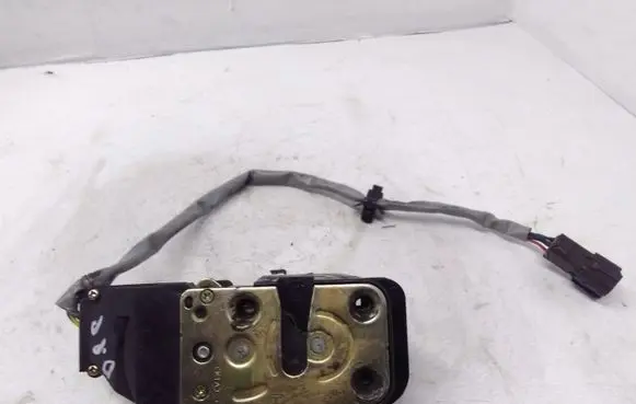 KIA Carens I Front door lock