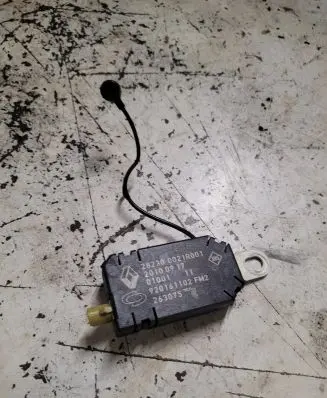 Renault Latitude (L70) Aerial antenna amplifier 282300021R 01100917