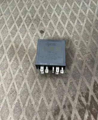 Volkswagen PASSAT B5.5 Window wiper relay 1J0955531 5WK1045