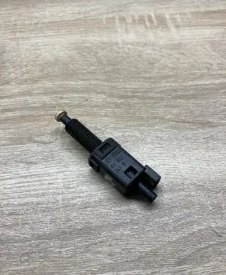 Volkswagen PASSAT B5 Brake pedal sensor switch 811907343B