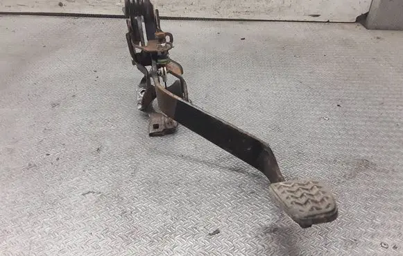 Toyota RAV 4 (XA20) Clutch pedal 
