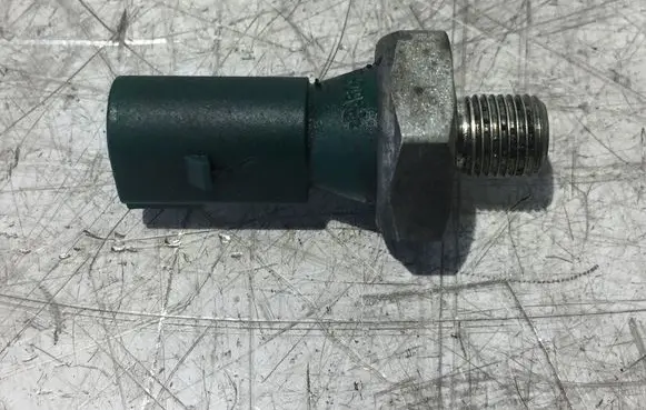 Volkswagen Transporter - Caravelle T5 Oil pressure sensor 036919081C