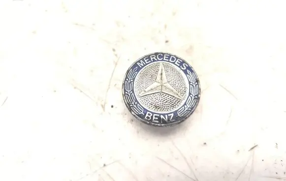 Mercedes-Benz W123 Manufacturers badge/model letters 