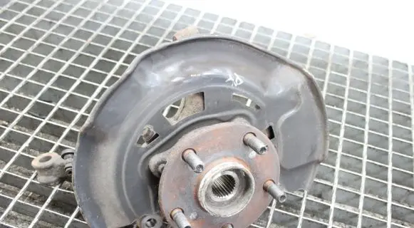 Toyota RAV 4 (XA40) Front wheel hub