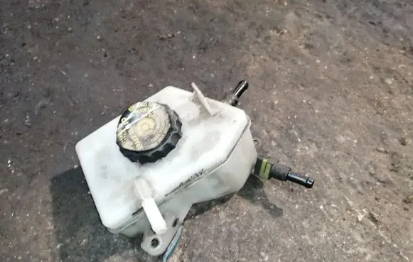 Brake fluid reservoir
