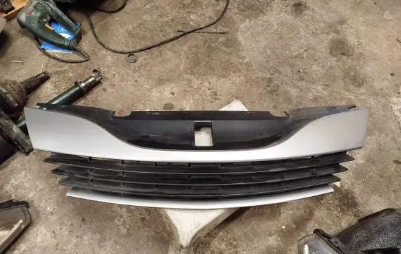 Renault Laguna II Front bumper upper radiator grill 42114