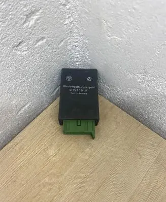 BMW 5 E34 Window wiper relay 1384441