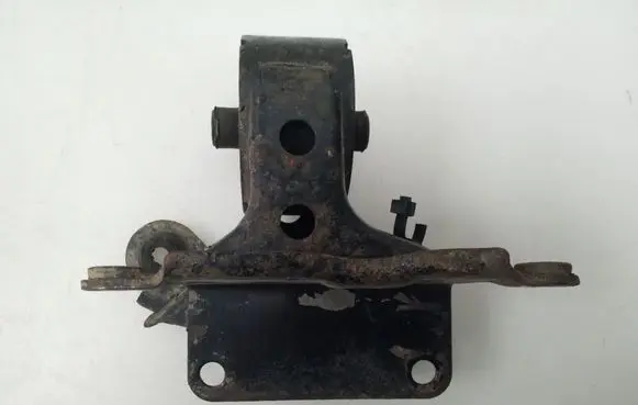 Nissan X-Trail T30 Engine mounting bracket 