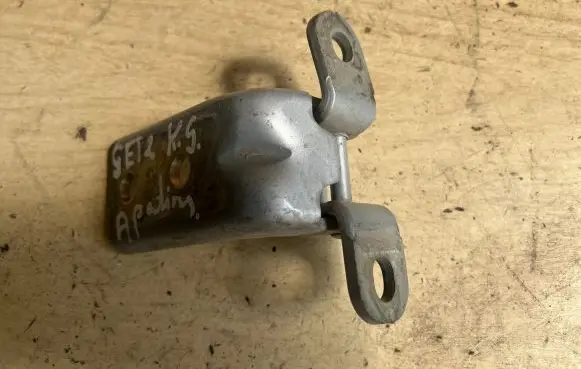Hyundai Getz Rear door lower hinge