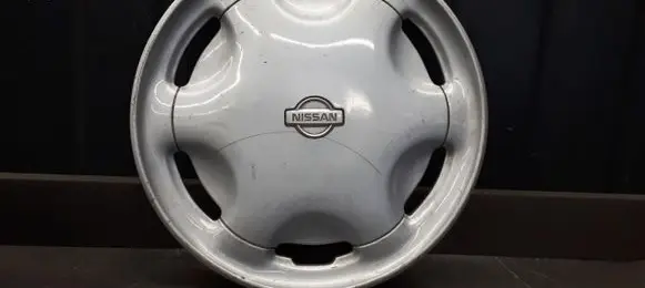 Nissan King Cab R13 wheel hub/cap/trim 