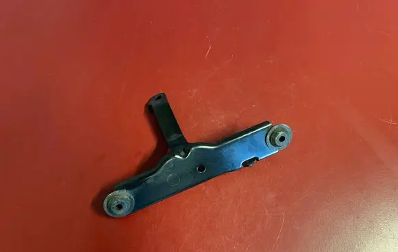 BMW X3M F97 Radiator mount bracket 7400115 51647400115