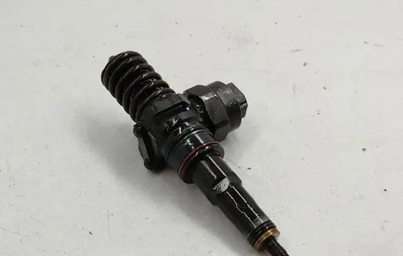 Volkswagen Golf IV Fuel injector 038130073F 0414720007
