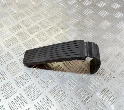 Accelerator throttle pedal