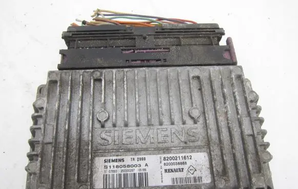 Renault Megane II Engine control unit/module S118058003A